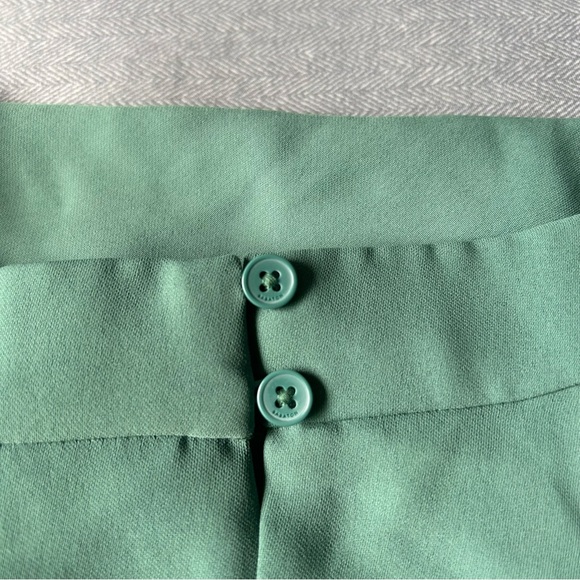 Aritzia Babaton Nylon Cowl Neck Green
Long Sleeve Top‎ Size 2XS New - Picture 11 of 14